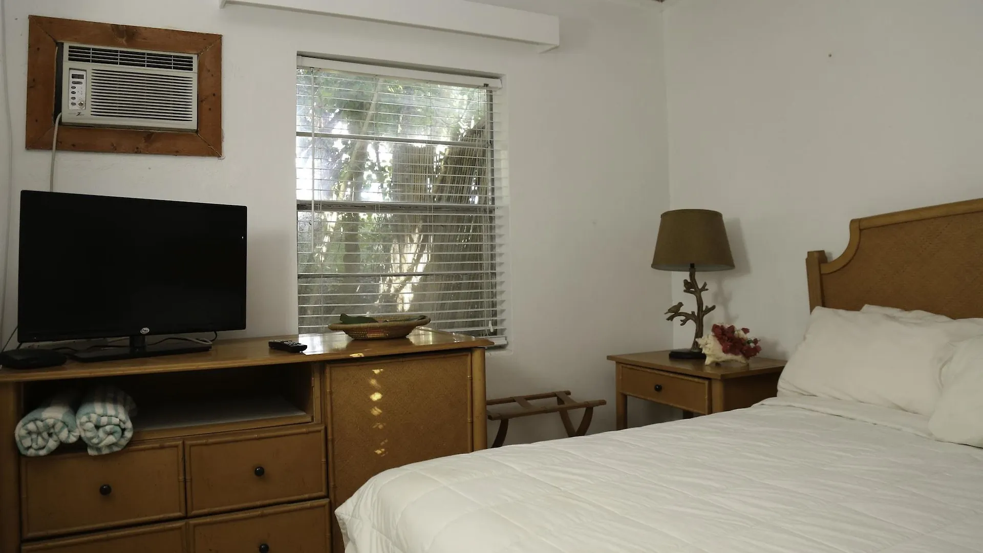 Tingum Village Hotel Dunmore Town
