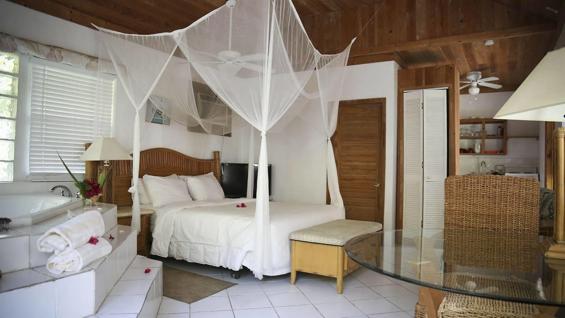 Tingum Village Hotel Dunmore Town 3*,  Bahamas