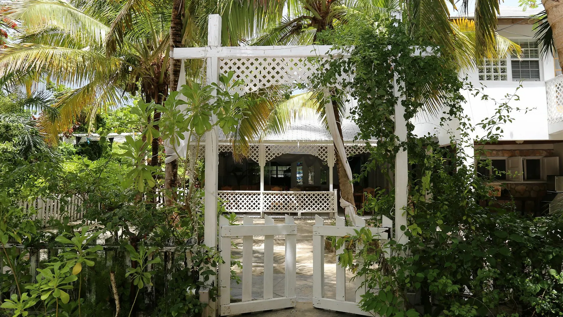 Tingum Village Hotel Dunmore Town