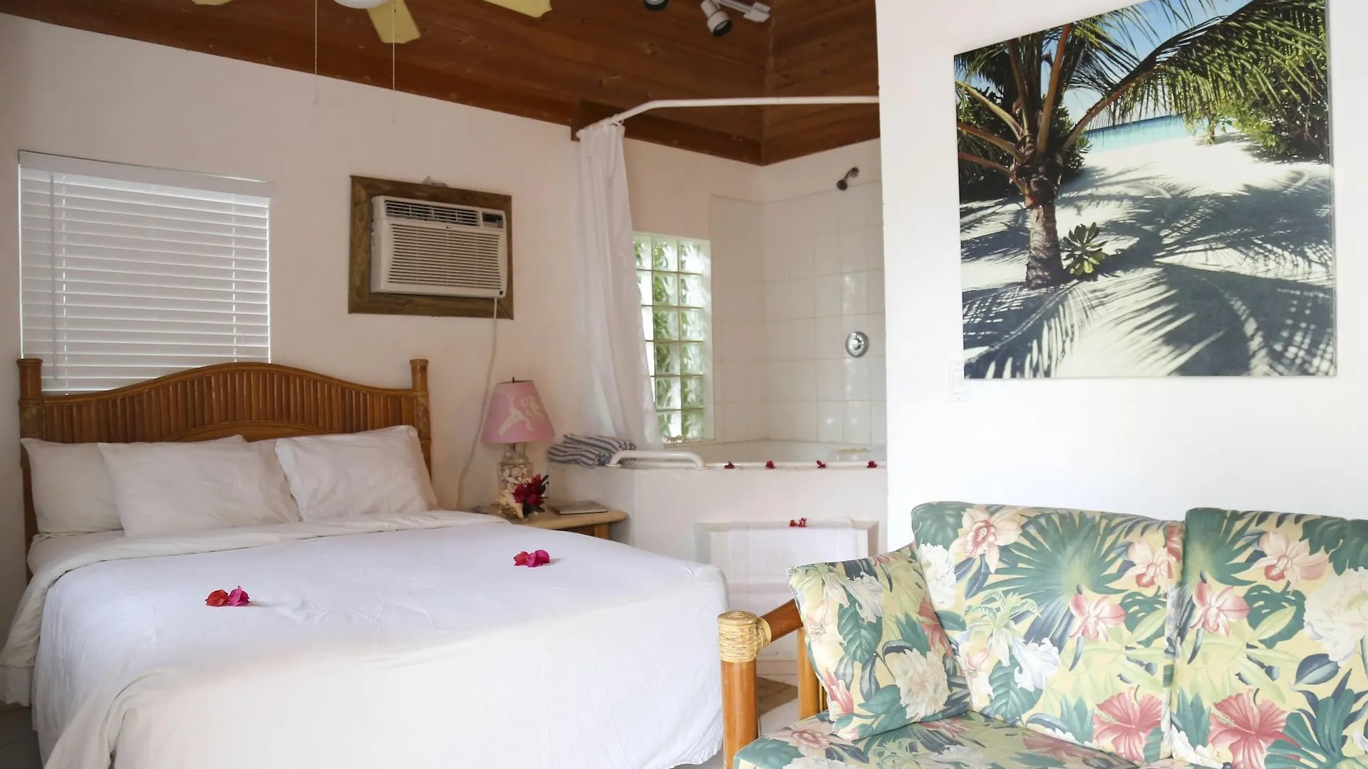 Tingum Village Hotel Dunmore Town