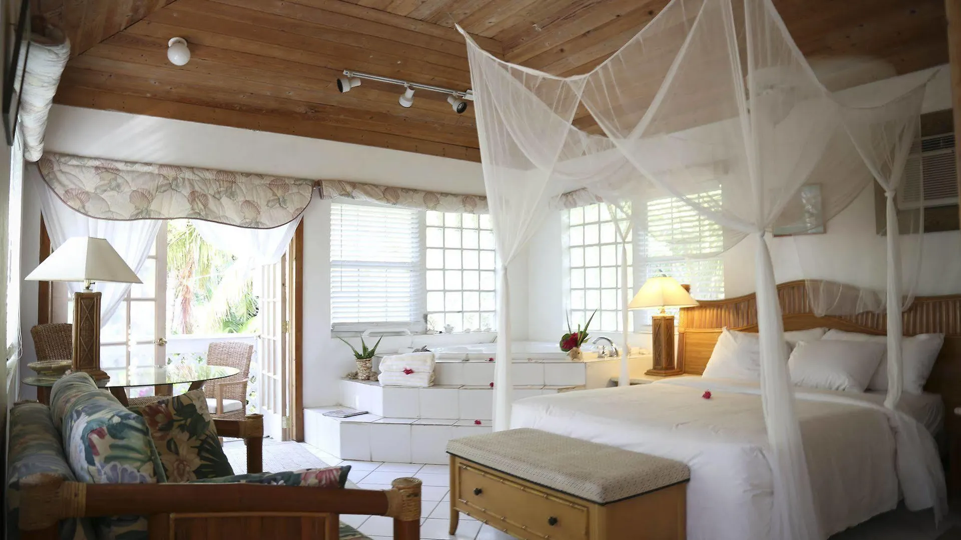 Tingum Village Hotel Dunmore Town