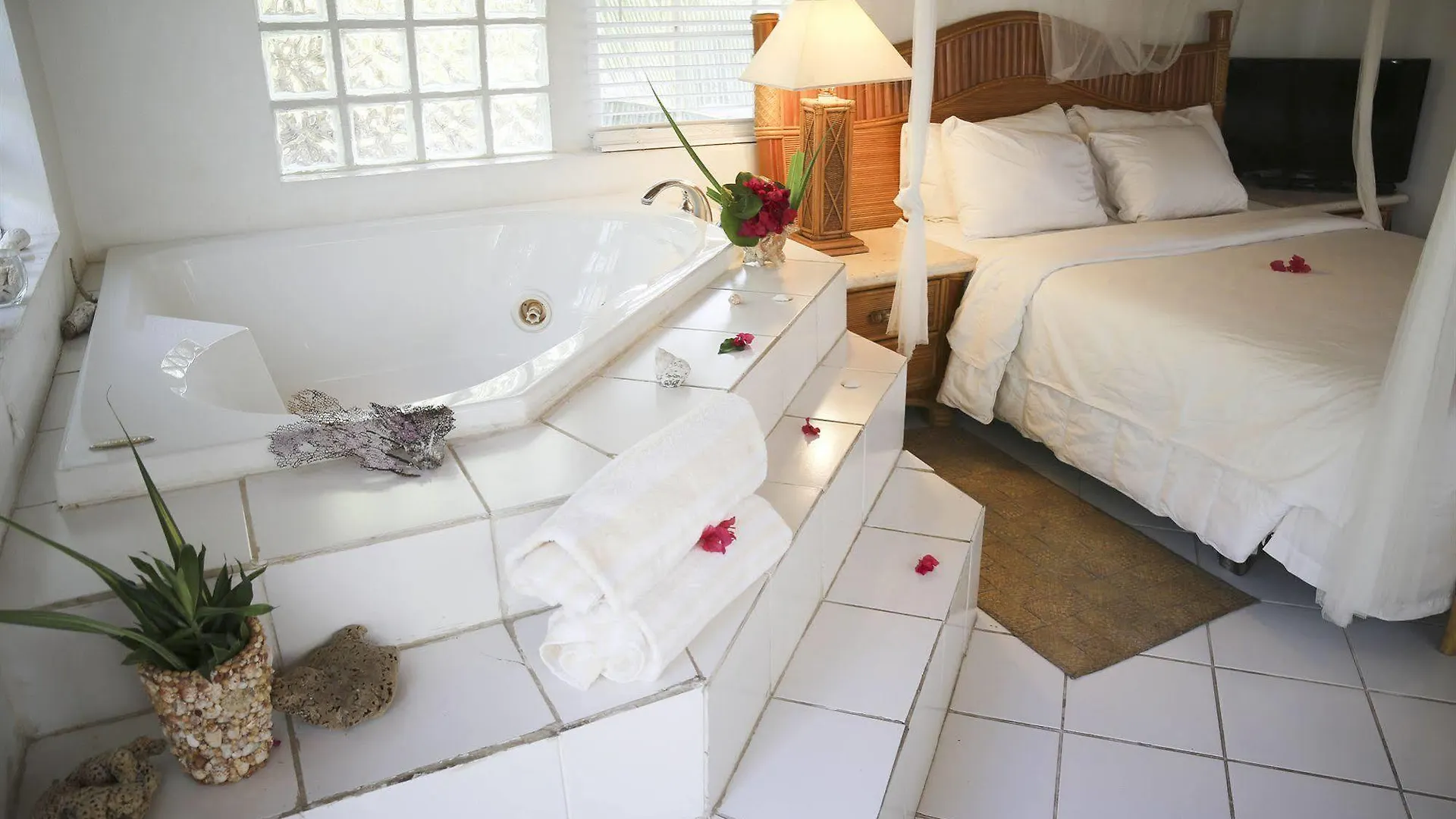 Tingum Village Hotel Dunmore Town Bahamy