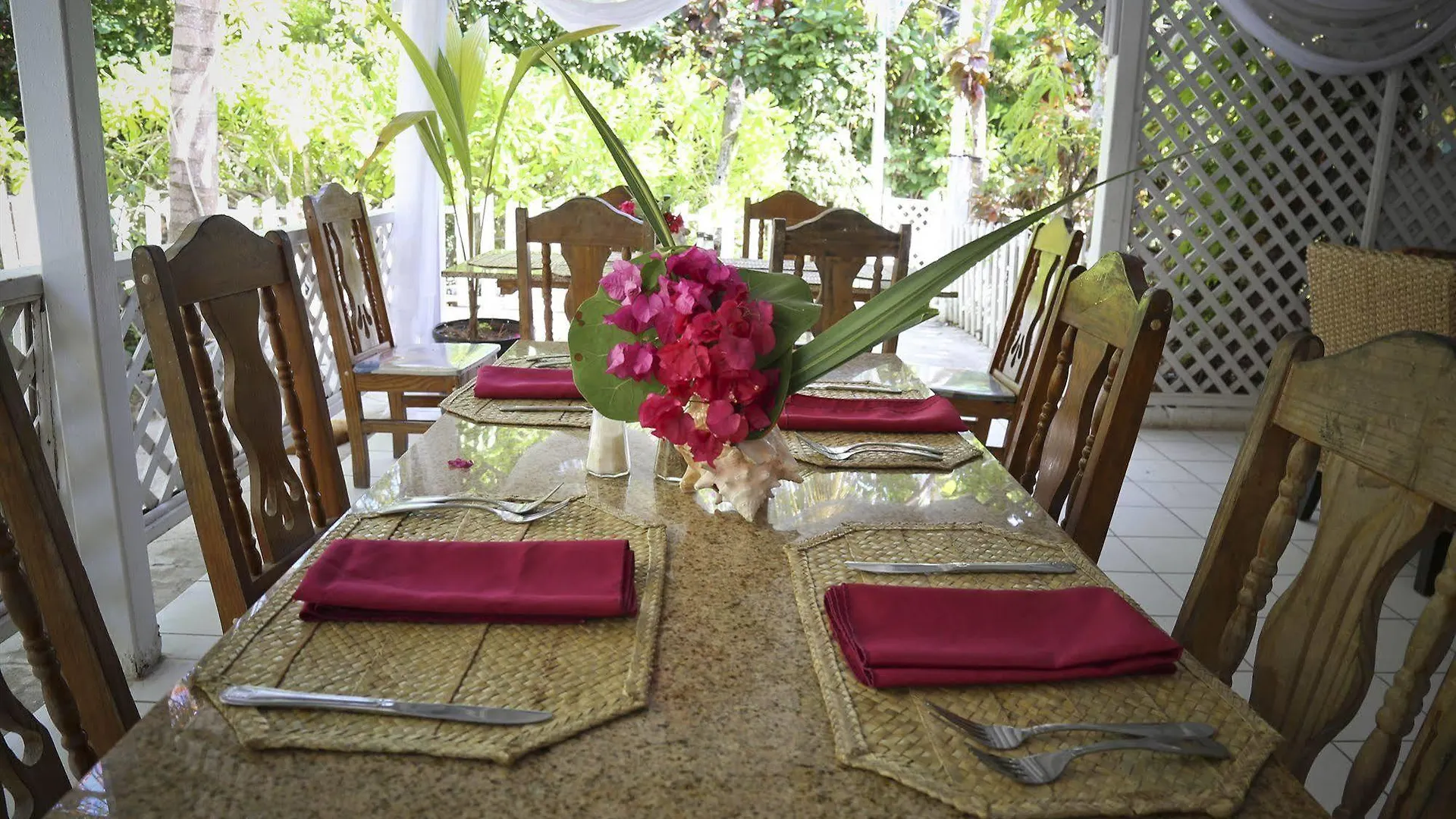 Tingum Village Hotel Dunmore Town